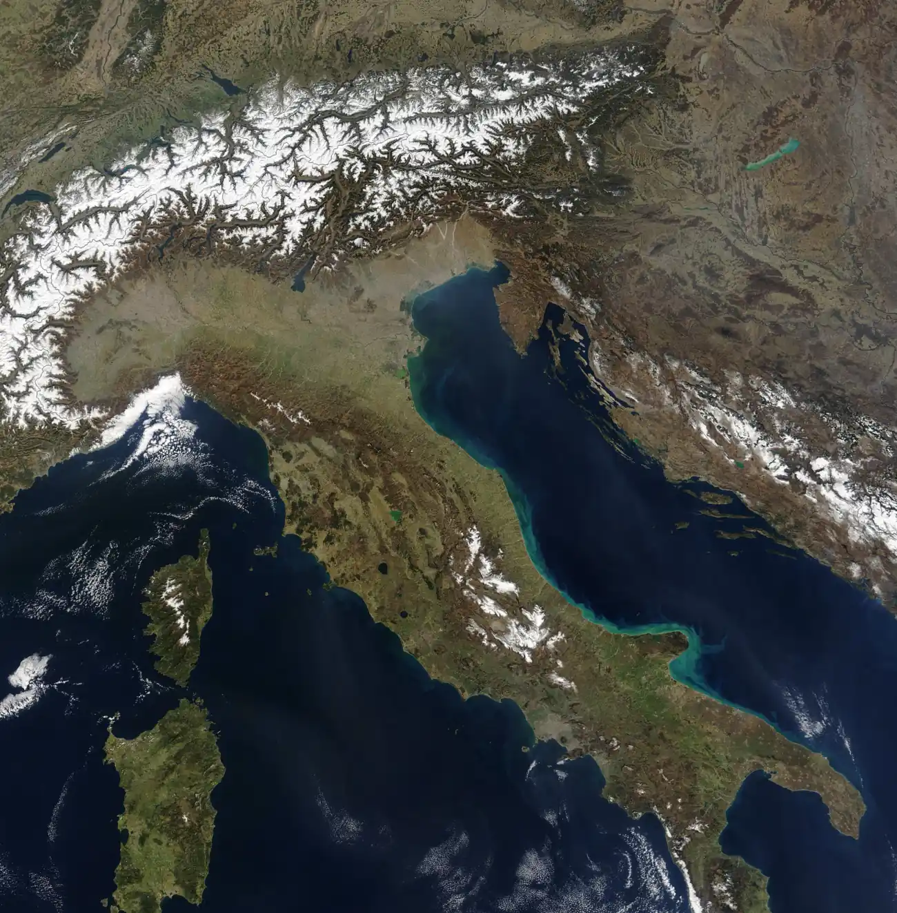 Immagine satellitare MODIS dell’Italia nel marzo 2003: le Alpi innevate, la pianura padana, l’Appennino, l’Adriatico e il Tirreno. NASA/GSFC.